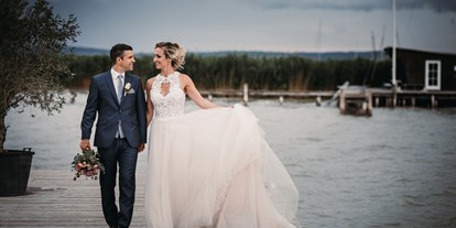 Hochzeit - Umgebung: am See - Österreich - Der Steg lädt zu traumhaften Hochzeitsfotos wie hier von Roman Huditsch. - das Fritz am See