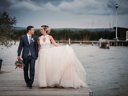 Hochzeit - Umgebung: am See - Österreich - Der Steg lädt zu traumhaften Hochzeitsfotos wie hier von Roman Huditsch. - das Fritz am See
