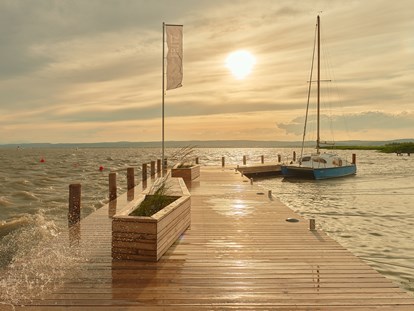 Hochzeit - Umgebung: mit Seeblick - Der Bootsanlegesteg des FRITZ am See. - das Fritz am See