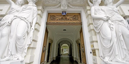 Wedding - Umgebung: in einer Stadt - Baden (Baden) - Eingang zum Palais Pallavicini gegenüber der Nationalbibliothek. - Palais Pallavicini