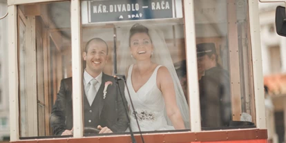 Mariage - Schloßhof - Feiern Sie Ihre Hochzeit im Restaurant Hrad und genießen Sie die Altstadt von Bratislava samt Hochzeitsbus und Hochzeitsbim.
Foto © stillandmotionpictures.com - REŠTAURÁCIA HRAD