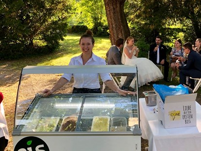 Hochzeit - Umgebung: im Park - Niederösterreich - Eisgreissler-Eis zur Agape - Hochzeitsschloss Gloggnitz