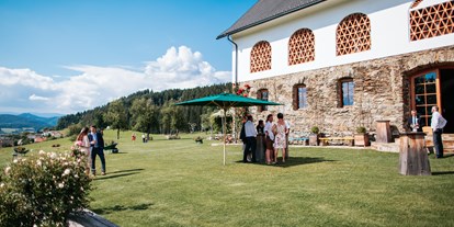 Hochzeit - Geeignet für: Vernissage oder Empfang - PLZ 9504 (Österreich) - Vor Lilli's Feststadl sorgen Sonnenschirm für ausreichend Schatten. - Lillis Feststadl