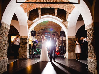 Hochzeit - Geeignet für: Hochzeit - St. Georgen (Villach) - Das Brautpaar auf der großen Tanzfläche. - Lillis Feststadl