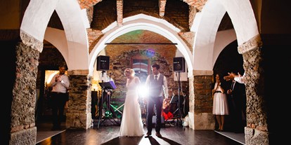 Hochzeit - Kofl - Das Brautpaar auf der großen Tanzfläche. - Lillis Feststadl