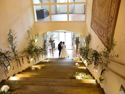 Bruiloft - Art der Location: Eventlocation - Karinthië - Brautpaar kommt in den Festsaal  - Schloss Maria Loretto am Wörthersee