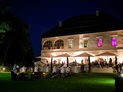 Hochzeit - Hochzeitsessen: 3-Gänge Hochzeitsmenü - Strau - Kino im Schlossgarten bei einer Hochzeit - Schloss Maria Loretto am Wörthersee