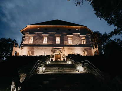 Hochzeit - Hochzeitsessen: Buffet - Stöcklweingarten - Abendansicht des Schloss Maria Lorettos, die Ansicht ist der Haupteingang - Schloss Maria Loretto am Wörthersee