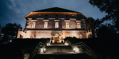Hochzeit - interne Bewirtung - Abendansicht des Schloss Maria Lorettos, die Ansicht ist der Haupteingang - Schloss Maria Loretto am Wörthersee