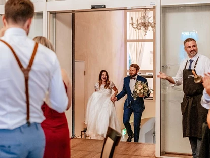 Wedding - Fotobox - Strau - Das Brautpaar kommt in den Dinner Saal und wird von den Gäste mit stehenden Applaus erwartet. - Schloss Maria Loretto am Wörthersee