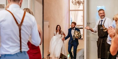 Hochzeit - Umgebung: am See - Österreich - Das Brautpaar kommt in den Dinner Saal und wird von den Gäste mit stehenden Applaus erwartet. - Schloss Maria Loretto am Wörthersee
