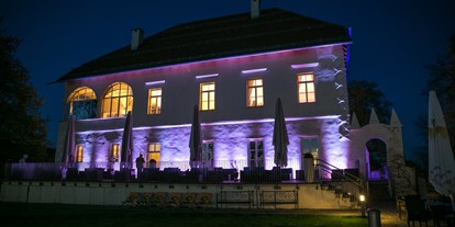 Hochzeit - Garten - Lichterspiele im Schloss Maria Loretto am Wörthersee. - Schloss Maria Loretto am Wörthersee