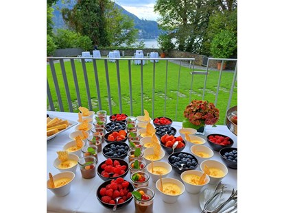 Hochzeit - Umgebung: am See - hausgemachte Desserts auf der Schlossterrasse nach dem Dinner, - Schloss Maria Loretto am Wörthersee