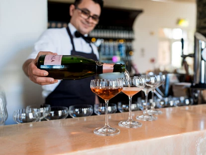 Nozze - Trauung im Freien - Carinzia - Alyala Rose Champagner von unserem Barchef für den Aperitife serviert.
www.tanjaundjosef.at
 - Schloss Maria Loretto am Wörthersee