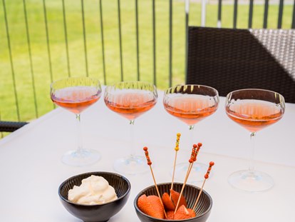 Hochzeit - Die perfekte Begleitung zum Rose Champagner, Erdbeeren mit Schlagobers.
www.tanjaundjosef.at - Schloss Maria Loretto am Wörthersee
