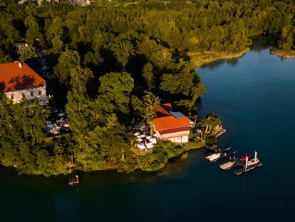 Hochzeit - Umgebung: am See - Luftaufnahme des Schlosses, das Sie auf der linken Seite des Bildes finden. - Schloss Maria Loretto am Wörthersee