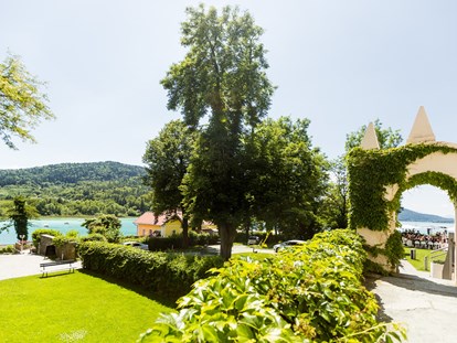 Hochzeit - Art der Location: Eventlocation - Gartenansicht von der vorderen Terrasse. - Schloss Maria Loretto am Wörthersee