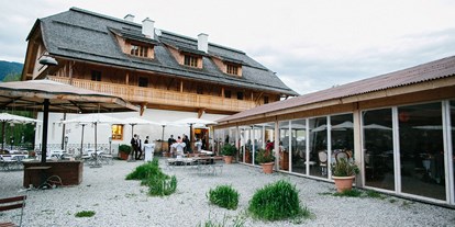 Hochzeit - PLZ 9551 (Österreich) - Feiern Sie Ihre Hochzeit in der Stiftsschmiede am Ossiacher See in Kärnten.
Foto © henrywelischweddings.com - Stiftsschmiede Ossiacher See