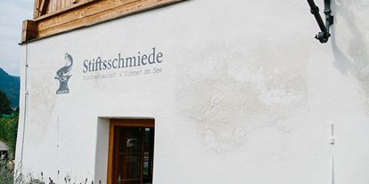 Hochzeit - Mittewald (Villach) - Feiern Sie Ihre Hochzeit in der Stiftsschmiede am Ossiacher See in Kärnten.
Foto © henrywelischweddings.com - Stiftsschmiede Ossiacher See