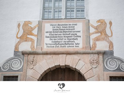 Hochzeit - Parkplatz: Busparkplatz - Roith (Rüstorf) - Genehmigung Kaiser Maximilans I. zum Bau des Landschlosses Parz aus dem Jahr 1515. - Landschloss Parz