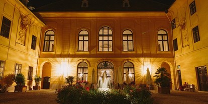 Hochzeit - Wickeltisch - Schloßhof - Das Schloss Eckartsau bei Nacht. - Schloss Eckartsau