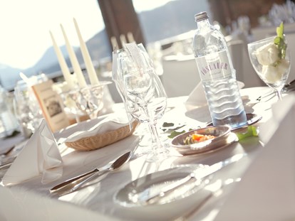 Hochzeit - Art der Location: Restaurant - Hochzeitstafel im Turmsaal, Burg Landskron - Burg Landskron