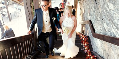 Hochzeit - Hunde erlaubt - Brautpaar auf dem Weg zum Hochzeitssaal, Burg Landskron - Burg Landskron