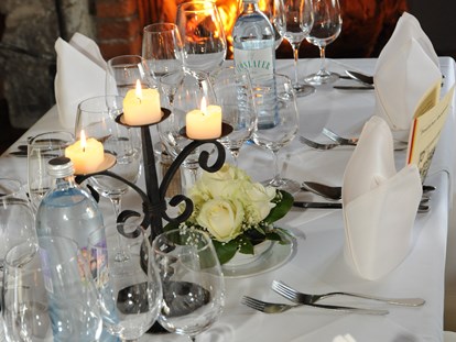 Hochzeit - Art der Location: Restaurant - Romantische Stimmung im Burgstüberl bei offenem Kamin, Burg Landskron - Burg Landskron