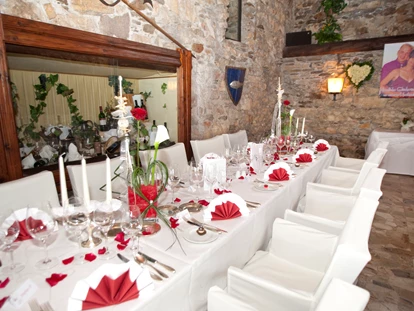 Wedding - Geeignet für: Private Feier (Taufe, Erstkommunion,...) - Ossiach - Hochzeitstafel im Turmsaal, Burg Landskron - Burg Landskron