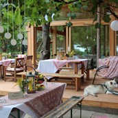 Hochzeit: Holzterrasse mit Holzpavillon für ca. 70 Personen - Weingut Weinhandwerk
