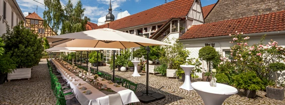 Hochzeit: Kaffeetrinken im Innenhof des Weingutes... - Winzerhof Stahl, Auernhofen