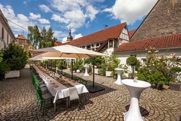 Hochzeit: Kaffeetrinken im Innenhof des Weingutes... - Winzerhof Stahl, Auernhofen