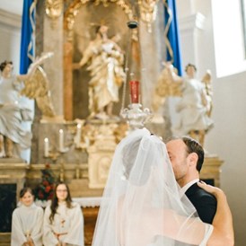 Hochzeit: Die nahegelegene Kirche.
Foto © stillandmotionpictures.com - Schloss Halbturn