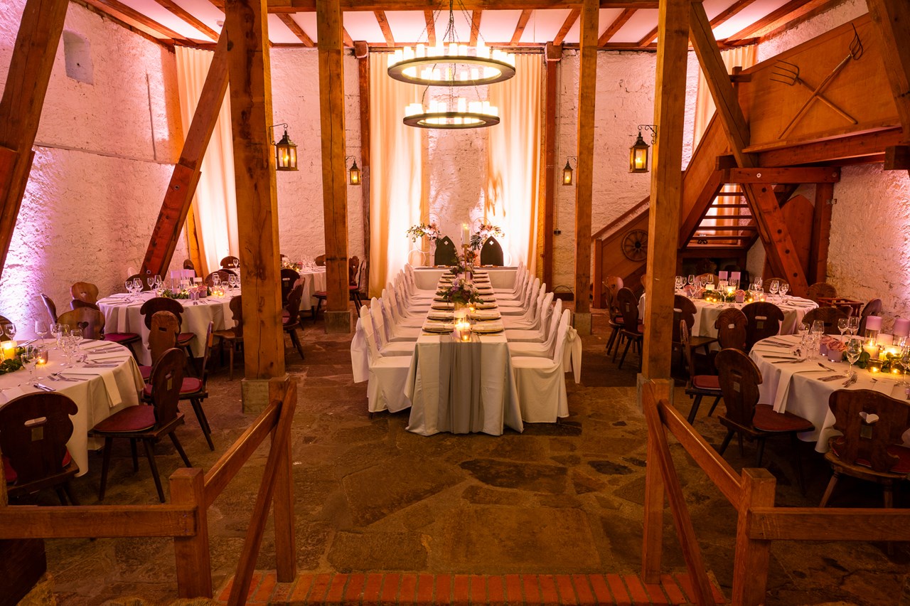 Heiraten auf Schloss Horneck / Eventscheune  Informatie over de balzalen Evenementenschuur bij de oude stallen