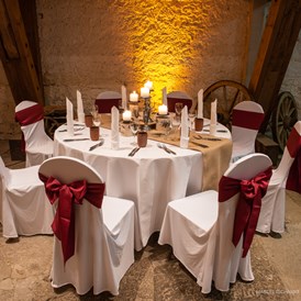 Hochzeit: Mittelalterliche Scheune in Neckarmühlbach Dekoration
 - Heiraten auf Burg Guttenberg