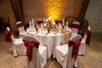 Hochzeit: Mittelalterliche Scheune in Neckarmühlbach Dekoration
 - Heiraten auf Schloss Horneck / Eventscheune 