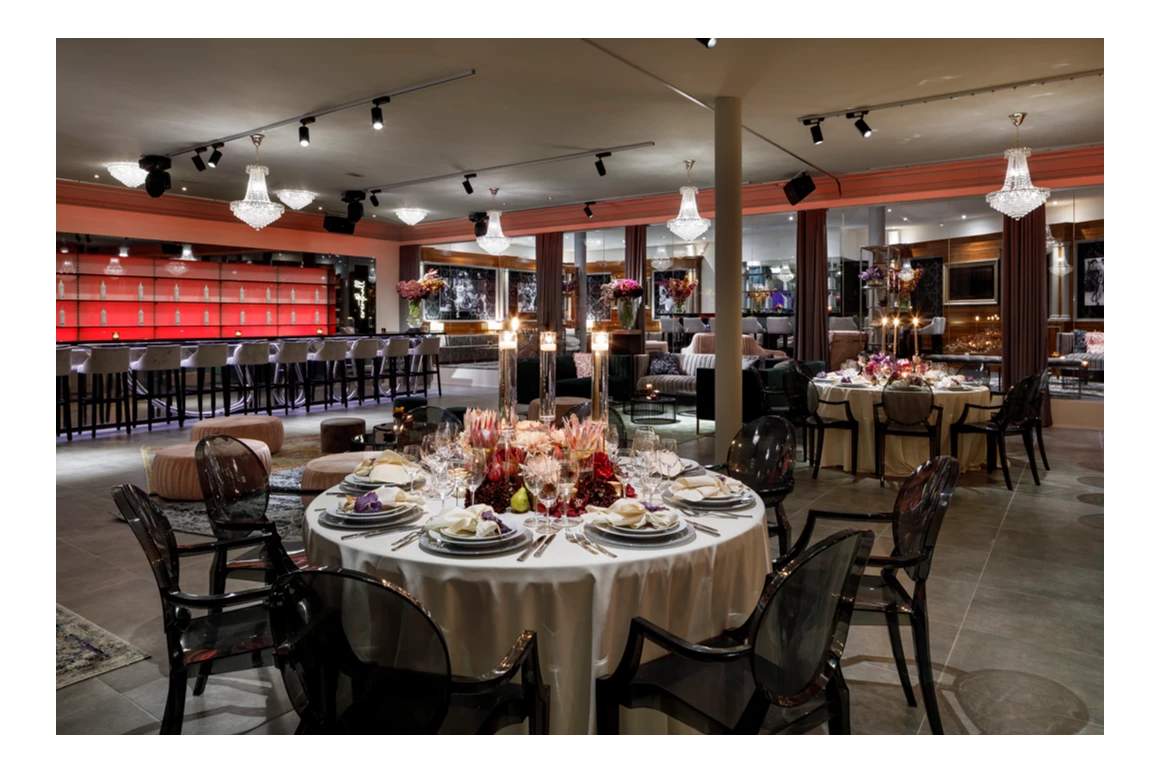 Hochzeit: Eine neue edle Evntlocation, die sich der Gästeanzahl anpasst. 
Bar, Fumoir, Lichtanlage. Geeignet für Firmenanlässe, Geburtstage bis hin zur Hochzeit.
Das einzigartige Ambiente lässt sich durch die spezielle Lichtanlage unendlich gestalten.
Zudem befindet sich im gleichen Hause noch ein Hotel und ein Restaurant. - Eventhall-First