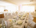 Hochzeit: heller freundlicher Festsaal mit wunderschöner Aussichtsterrasse auf den türkisen Faaker See sowie
die Karawanken - Hotel Pension Melcher