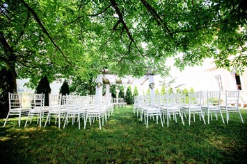 Hochzeit: Luftig, weiß und von leichter Windbrise umgeben gibt Euch die Natur diesen romantischen Hauch eines Sommertagtraumes - Alte Schule