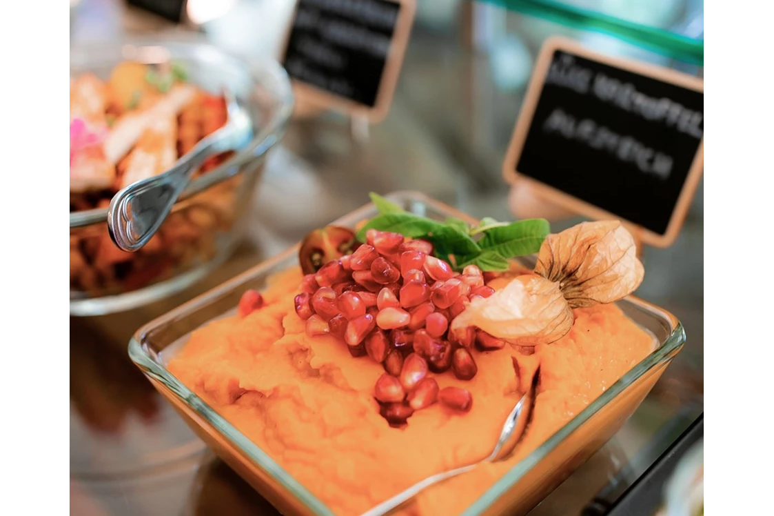 Hochzeit: Kleine Häppchen mit köstlichen Zutaten zubeteitet, verfeinert durch aromatische frische Kräuter sind Gaumenfreude für Groß und Klein.
 - Alte Schule