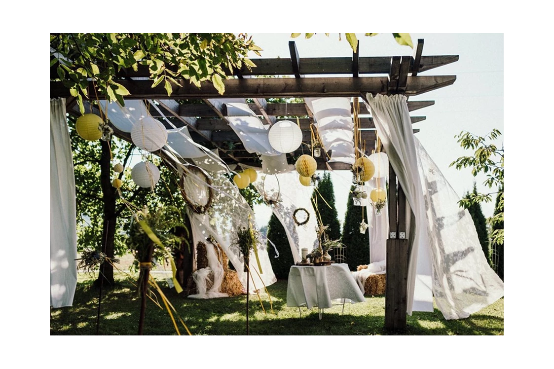 Hochzeit: Erleben auch Sie in unserem Hochzeits Pavillon, umgeben vom Klang des Vogelgezwitschers und zarten sommerlichen Windlüftchen, die Stimmung einer wahrlich märchenhaften Hochzeit. - Alte Schule