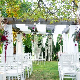 Hochzeit: Unser Pavillon im Garten und Schatten des alten Nußbaumes, der perfekte Ort für Ihre Trauung. - Alte Schule