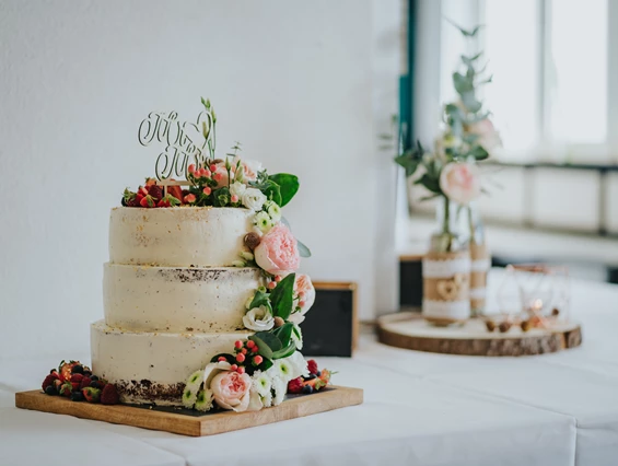 Hochzeitslocation: (C) Sarah Kreutzhuber
Hochzeitstorte von der Haus eigenen Konditormeisterin  - ABP Burgers
