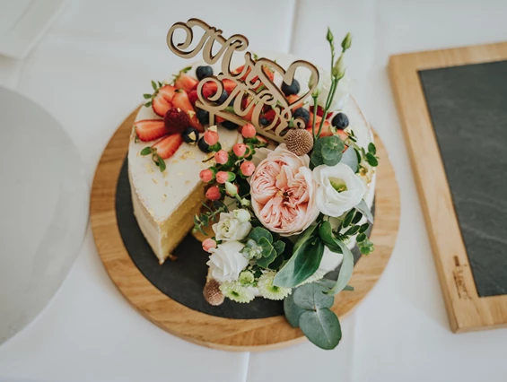 Hochzeitslocation: (C) Sarah Kreutzhuber
Hochzeitstorte von der Haus eigenen Konditormeisterin  - ABP Burgers