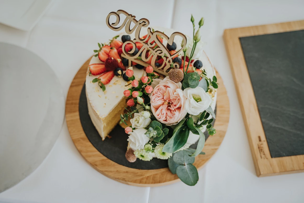 Hochzeitslocation: (C) Sarah Kreutzhuber
Hochzeitstorte von der Haus eigenen Konditormeisterin  - ABP Burgers