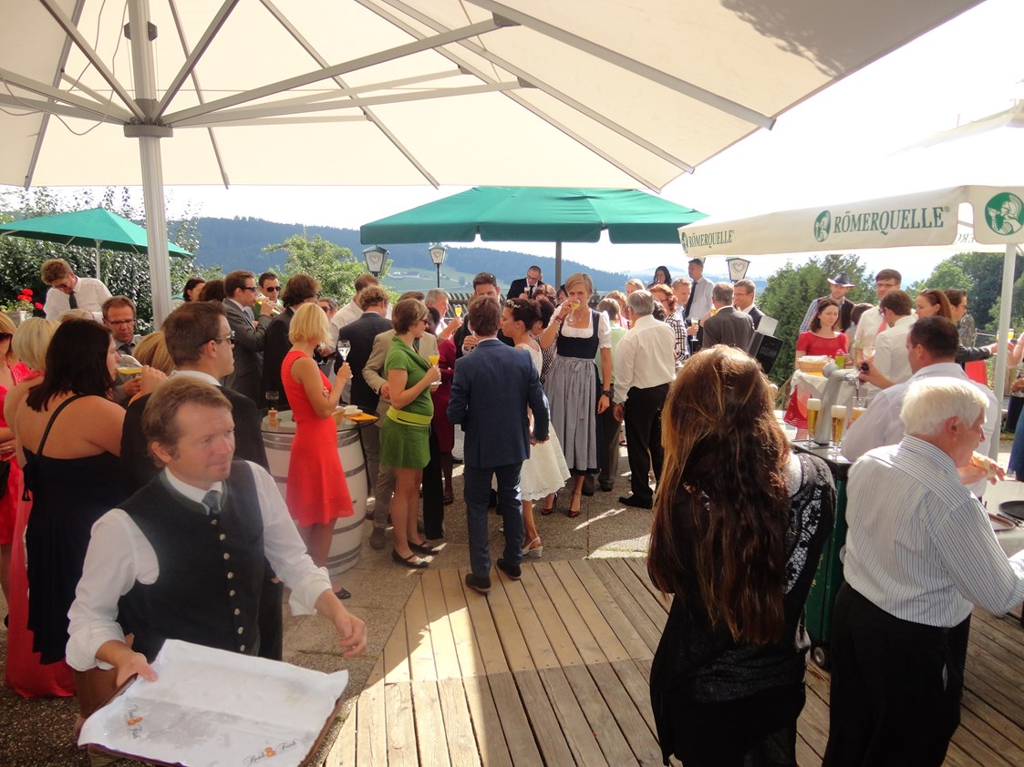 Hochzeit: Sektempfang auf unserer Panorama-Terrasse - Eidenberger Alm