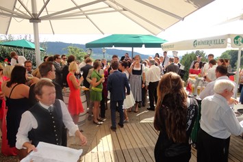 Hochzeit: Sektempfang auf unserer Panorama-Terrasse - Eidenberger Alm
