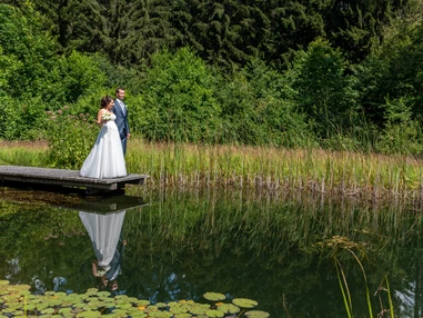 Hochzeitslocation: Der kleine Teich eignet sich ideal für unvergessliche Hochzeitsfotos. - Eidenberger Alm