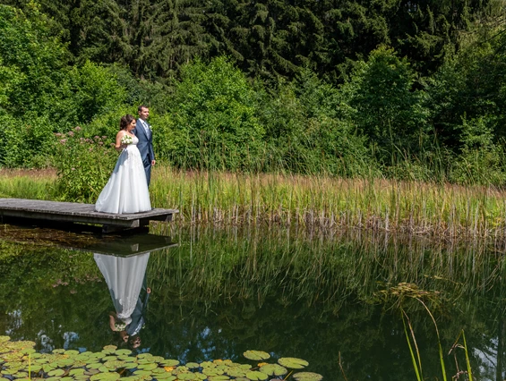 Hochzeitslocation: Der kleine Teich eignet sich ideal für unvergessliche Hochzeitsfotos. - Eidenberger Alm