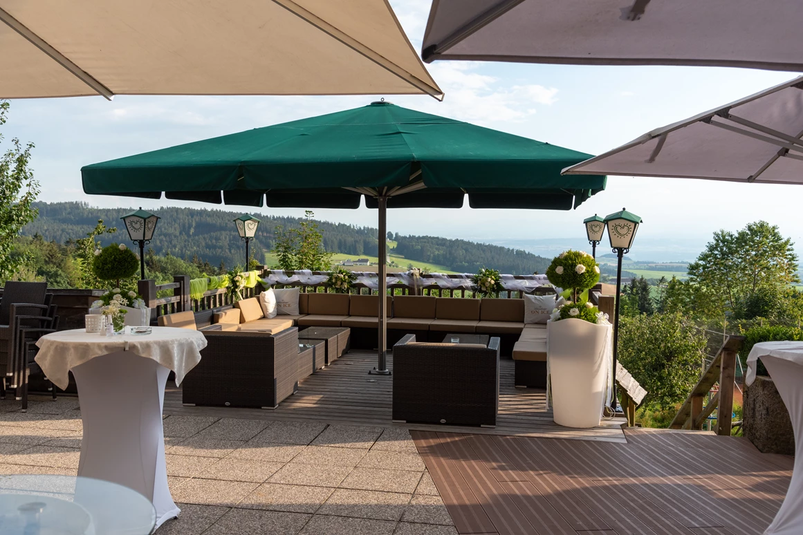 Hochzeitslocation: Die Terrasse der Eidenberger Alm. - Eidenberger Alm